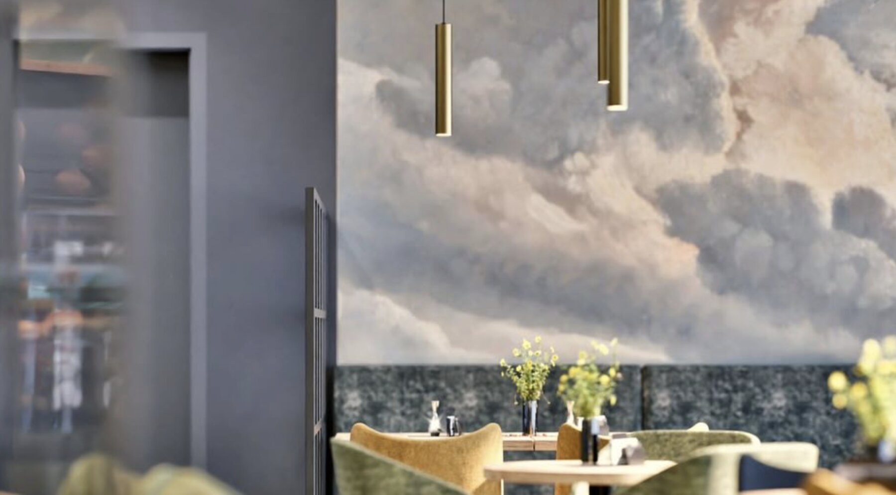 Wolken-Wandbild mit goldenen Pendelleuchten
