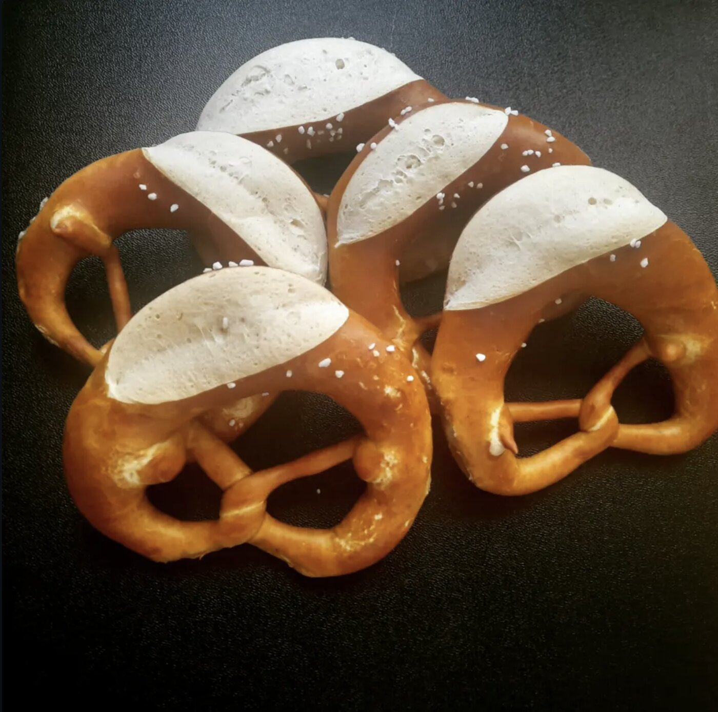 Frische Brezeln mit Butter