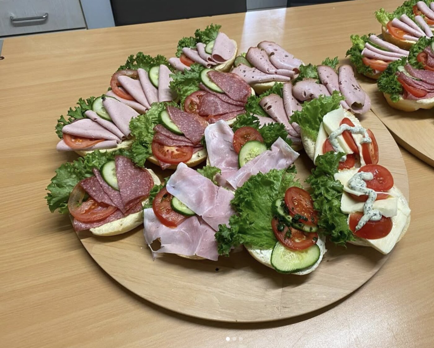 Platte mit belegten Brötchen